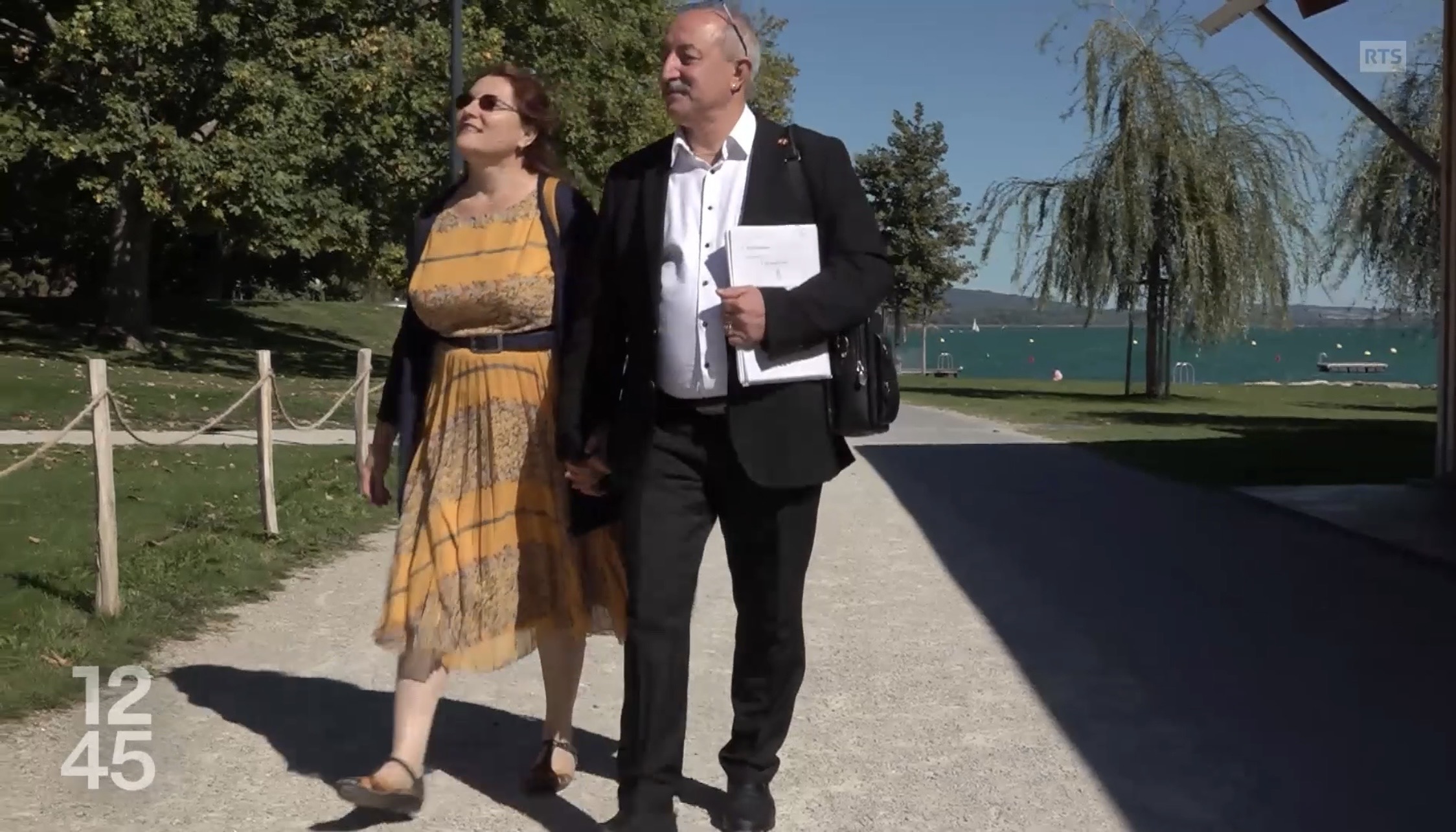 Emilia et Nicolae Staicu marchant ensemble après leur naturalisation suisse